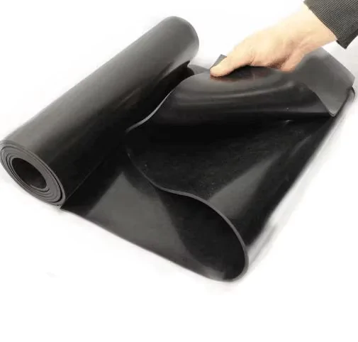 Lençol de borracha EPDM preto sendo desenrolado