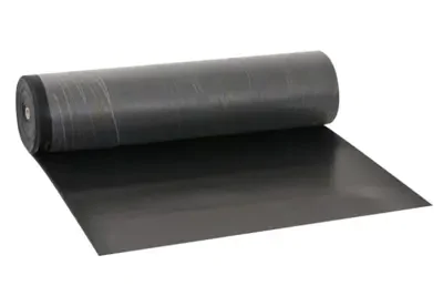 lençol de borracha alta abrasão preto liso sendo desenrolado