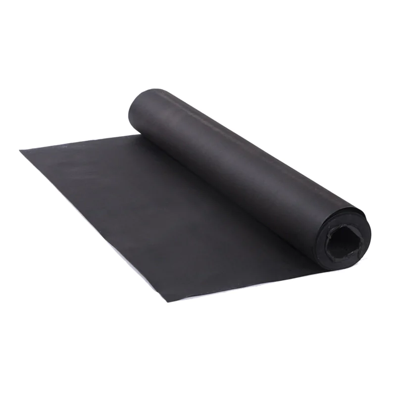 piso de pvc liso 3mm preto sendo desenrolado