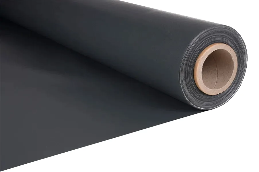 Uma imagem em close de um rolo de vinil preto ou de borracha, parcialmente desenrolado, com o material enrolado em um núcleo de papelão.
