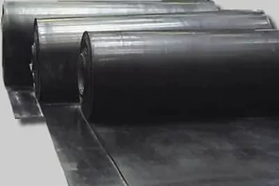 lençol de borracha preto manta borrachada natural NR enrolada no chão