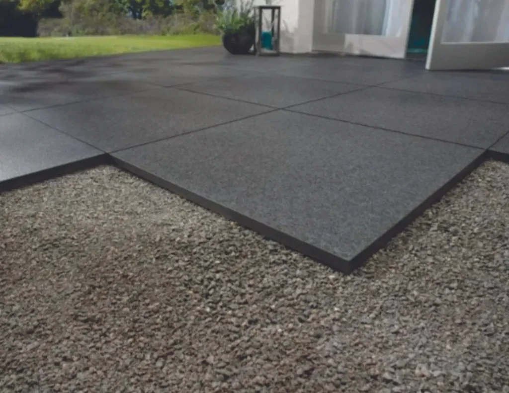 piso de borracha preto sendo aplicado no chão