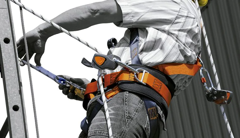 Uma pessoa usando o trava quedas