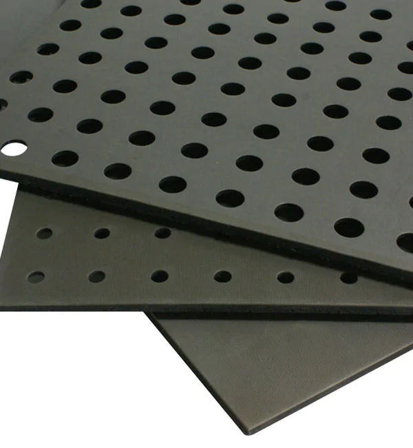 Três placas de estrado de borracha, apresentando um design com furos circulares para drenagem e ventilação.