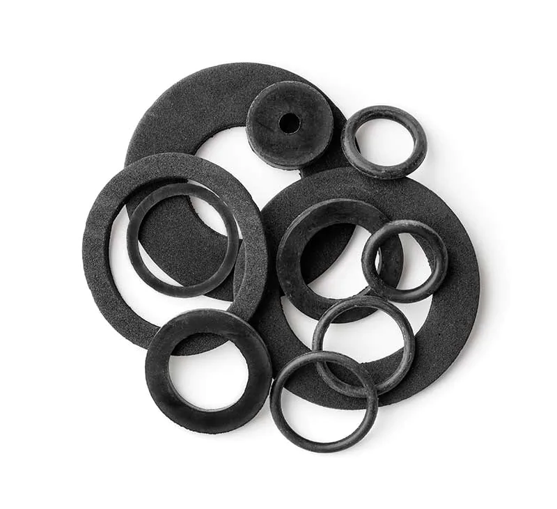 Conjunto de anéis de vedação de borracha preta, apresentando diferentes tamanhos e espessuras. Os anéis estão dispostos de forma sobreposta, mostrando sua variedade, que inclui formas grossas e finas, adequados para vedação em diversas aplicações industriais e domésticas.