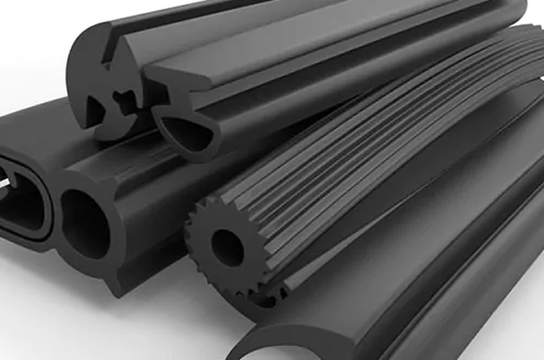 Uma variedade de extrusões de borracha preta com diferentes formatos de seção transversal, incluindo perfis nervurados, ranhurados e ocos, comumente usados ​​para aplicações de vedação, isolamento e proteção em ambientes industriais e automotivos.