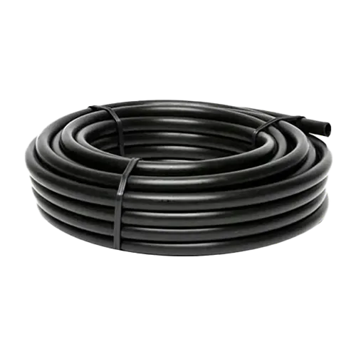 Imagem de uma mangueira de irrigação preta, enrolada em formato de espiral e presa com abraçadeiras de plástico. A mangueira parece resistente, adequada para uso em sistemas de irrigação agrícola ou de grandes áreas.