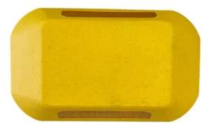 Uma tigela retangular de cor amarela, com cantos arredondados e bordas elevadas em relação à base.