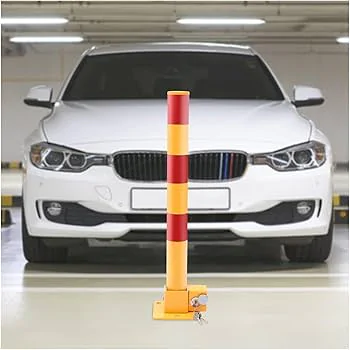 Uma imagem frontal de um poste reclinável guarda vaga de garagem, feito de metal amarelo e com faixas horizontais vermelhas e amarelas. O poste está ereto no centro de uma vaga de estacionamento clara. Ao fundo, um carro branco de luxo está estacionado, com sua frente alinhada ao poste, demonstrando o funcionamento do dispositivo. Duas chaves estão penduradas na lateral da base do poste, indicando seu mecanismo de travamento. O ambiente é um estacionamento coberto com iluminação no teto.