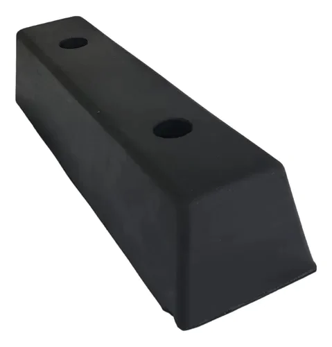 Protetor de doca de borracha preta com formato trapezoidal, com dois furos redondos de montagem na superfície superior. Projetado para absorção de impacto em docas de carga ou ambientes industriais.