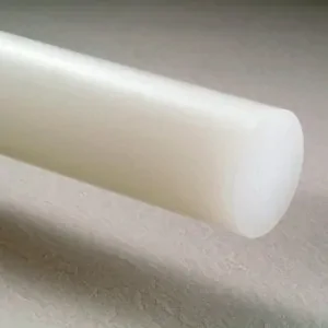 A imagem mostra um bastão de nylon de cor branca, com formato cilíndrico e superfície lisa. O bastão de nylon é conhecido por sua resistência, durabilidade e leveza, sendo amplamente utilizado em aplicações industriais, mecânicas e na fabricação de componentes que exigem resistência ao impacto, desgaste e resistência química.