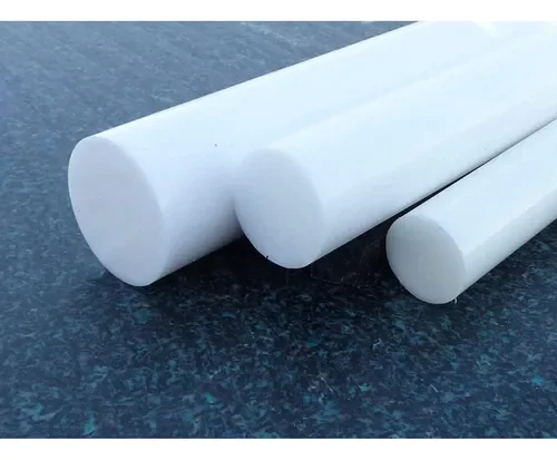 Um conjunto de três barras brancas e cilíndricas de HDPE (polietileno de alta densidade), mostradas em espessuras variadas, dispostas diagonalmente em uma superfície escura e texturizada.