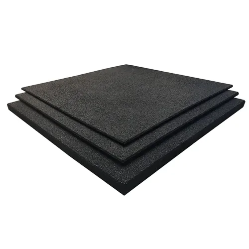 Um conjunto de quatro placas de espuma acústica preta empilhadas, com diferentes espessuras, usadas para isolamento sonoro.