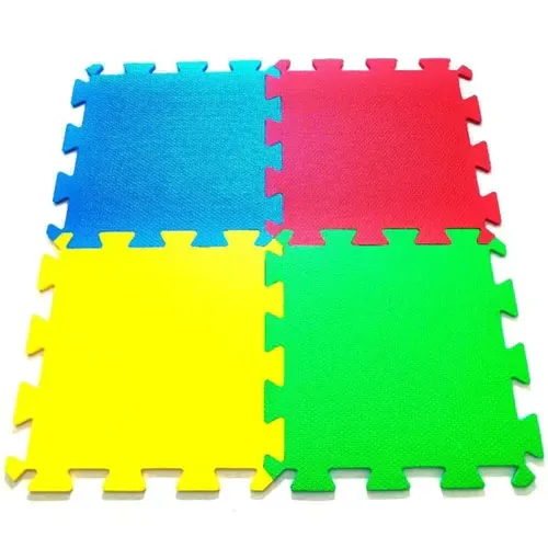 Quatro placas de piso de espuma EVA interligadas em cores vibrantes — azul, vermelho, amarelo e verde — estão dispostas em um padrão quadrado. Cada placa possui bordas em formato de quebra-cabeça que permitem que se conectem perfeitamente, tornando-as adequadas para áreas de recreação infantil, academias ou pisos de segurança.