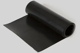 Uma folha de borracha preta parcialmente desenrolada sobre um fundo cinza claro. A folha parece flexível e durável, adequada para aplicações industriais como vedação, isolamento ou pisos. A textura lisa e a espessura uniforme indicam um material de alta qualidade.