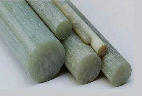 Imagem de vários pedaços de madeira de formato cilíndrico, com tamanhos distintos. Os pedaços parecem estar cortados de troncos ou peças de madeira, exibindo uma textura natural e cor clara.