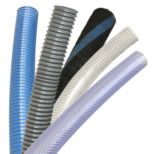 "Conjunto de diversas mangueiras flexíveis de irrigação, exibindo cores variadas como azul, cinza, preto, branco e lilás. As mangueiras apresentam diferentes texturas e padrões de superfície, evidenciando a variedade de opções disponíveis para sistemas de irrigação residenciais, agrícolas ou industriais, destacando resistência, flexibilidade e praticidade."