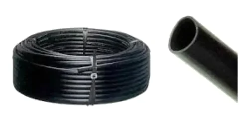 Imagem de um rolo de mangueira de irrigação preta, enrolada de forma organizada, ao lado de um segmento de tubo de plástico preto, ambos utilizados em sistemas de irrigação e abastecimento de água.