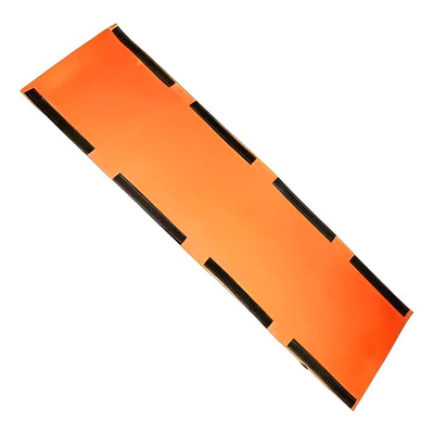 manta isolante de cor laranja com bordas pretas, plana e levemente inclinada. Possui recortes em formato de encaixe ao longo das extremidades, sugerindo que é uma peça de montagem ou de sinalização que se conecta com outras partes.