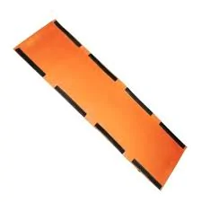 Imagem de um manta isolante laranja que serve como um escudo protetor indispensável para trabalhos em redes elétricas, permitindo que os profissionais lidem com tensões máximas sem correrem riscos de choque elétrico.