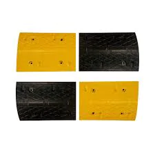 Quatro secções modulares de lombadas, duas em amarelo e duas em preto, concebidas para montagem em superfícies pavimentadas para controlar