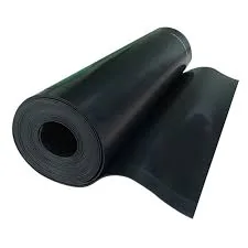 Rolo de lona/borracha preta, com núcleo no centro e folha desenrolada parcialmente, adequado para impermeabilização, vedação e proteção de superfícies em aplicações industriais.