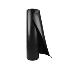 Rolo de material preto, parcialmente desenrolado, com uma página ou folha sendo puxada para fora da superfície; a parte externa permanece lisa e escura, enquanto a dobra revela uma segunda camada mais clara.