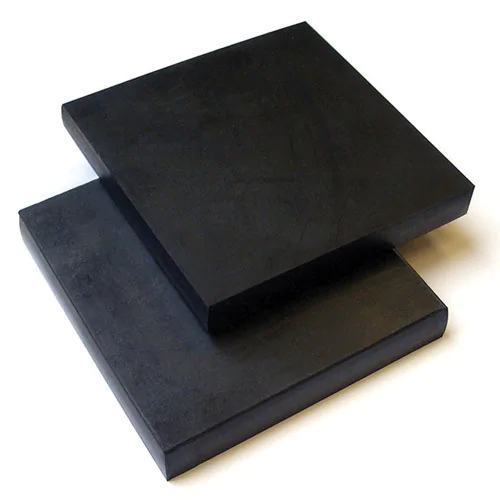 Duas folhas sólidas de neoprene preto não laminadas empilhadas uma sobre a outra, com superfícies lisas e bordas quadradas, exibidas em um fundo branco.
