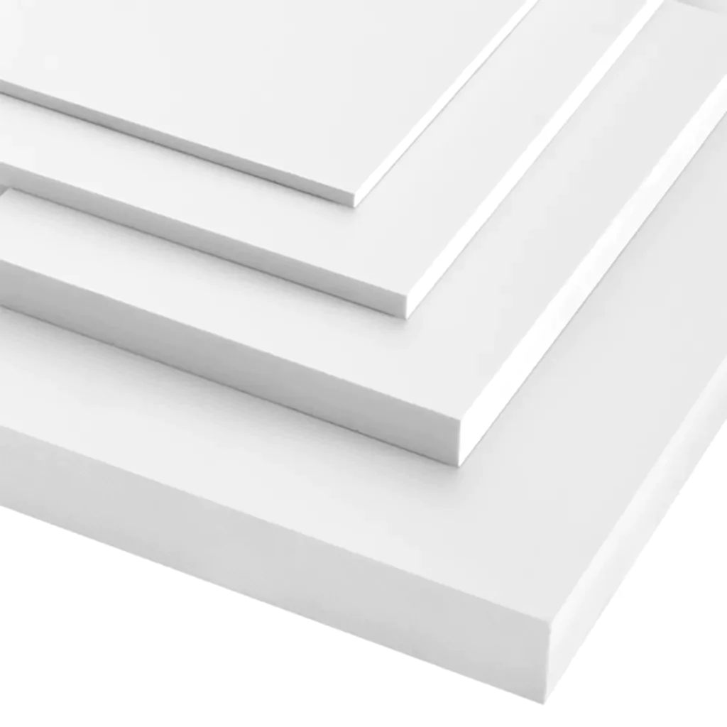 Quatro folhas ou placas brancas, de diferentes espessuras, alinhadas em ângulo. As peças parecem ter bordas retas e acabamento suave, sugerindo superfícies de madeira MDF, acrílico ou metal pintado. A composição transmite simplicidade, organização e uma estética minimalista.