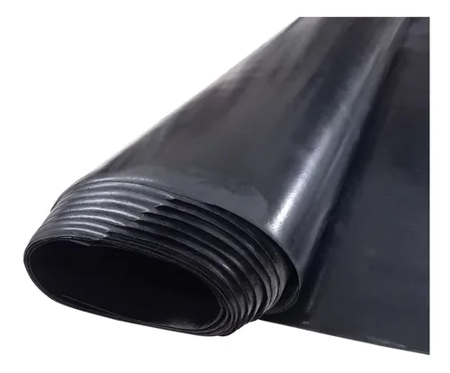 Rolo de borracha preta parcialmente desenrolado, com várias camadas de material dobradas na ponta. O rolo possui superfície lisa e brilho suave, sugerindo uso em impermeabilização, vedação ou isolamento. A peça está sobre um fundo claro, destacando o formato cilíndrico e a dobra das camadas na extremidade.
