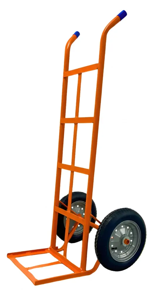Um carrinho de mão laranja, também conhecido como carrinho de carga ou trole, com cabos azuis. O carrinho tem duas rodas pneumáticas de cor escura com aros prateados. O corpo principal é feito de metal laranja e possui uma plataforma inferior para carregar objetos. O fundo é branco.