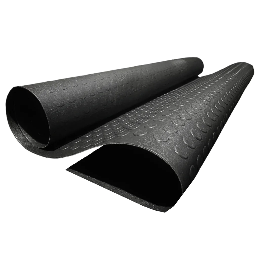 A imagem apresenta um rolo de piso de borracha antiderrapante, amplamente conhecido no setor industrial e comercial como Piso Moeda