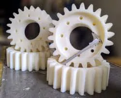 Esta imagem apresenta dois tarugos cilíndricos de Nylon 6.0, com uma coloração creme/marfim característica deste polímero em sua forma natural.