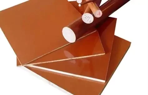 Esta imagem exibe uma variedade de formatos de Celeron industrial (laminado fenólico), destacando o acabamento polido e as formas disponíveis para usinagem.