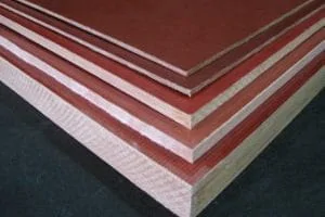 Esta imagem apresenta uma pilha de chapas de Celeron, destacando a estrutura interna e o acabamento superficial desse laminado fenólico.