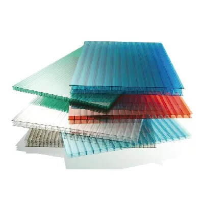 Amostras de chapas de policarbonato alveolar em cores variadas como azul, verde e cristal.