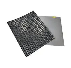 Esta imagem apresenta dois tipos de revestimentos industriais de borracha, destacando diferentes texturas e funcionalidades de segurança para pisos.