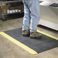 Esta imagem ilustra a aplicação prática de um tapete ergonômico e de segurança em um ambiente industrial ou laboratorial.